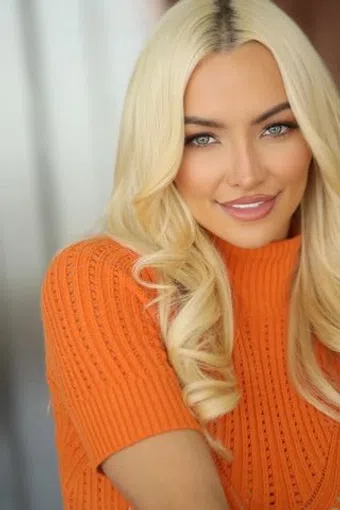 lindsey pelas image