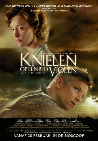 knielen op een bed violen 2016 poster