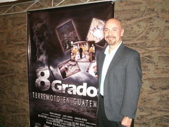 8 grados: terremoto en guatemala 2010 poster